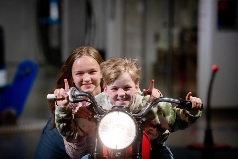 To barn som sitter på en motorsykkel