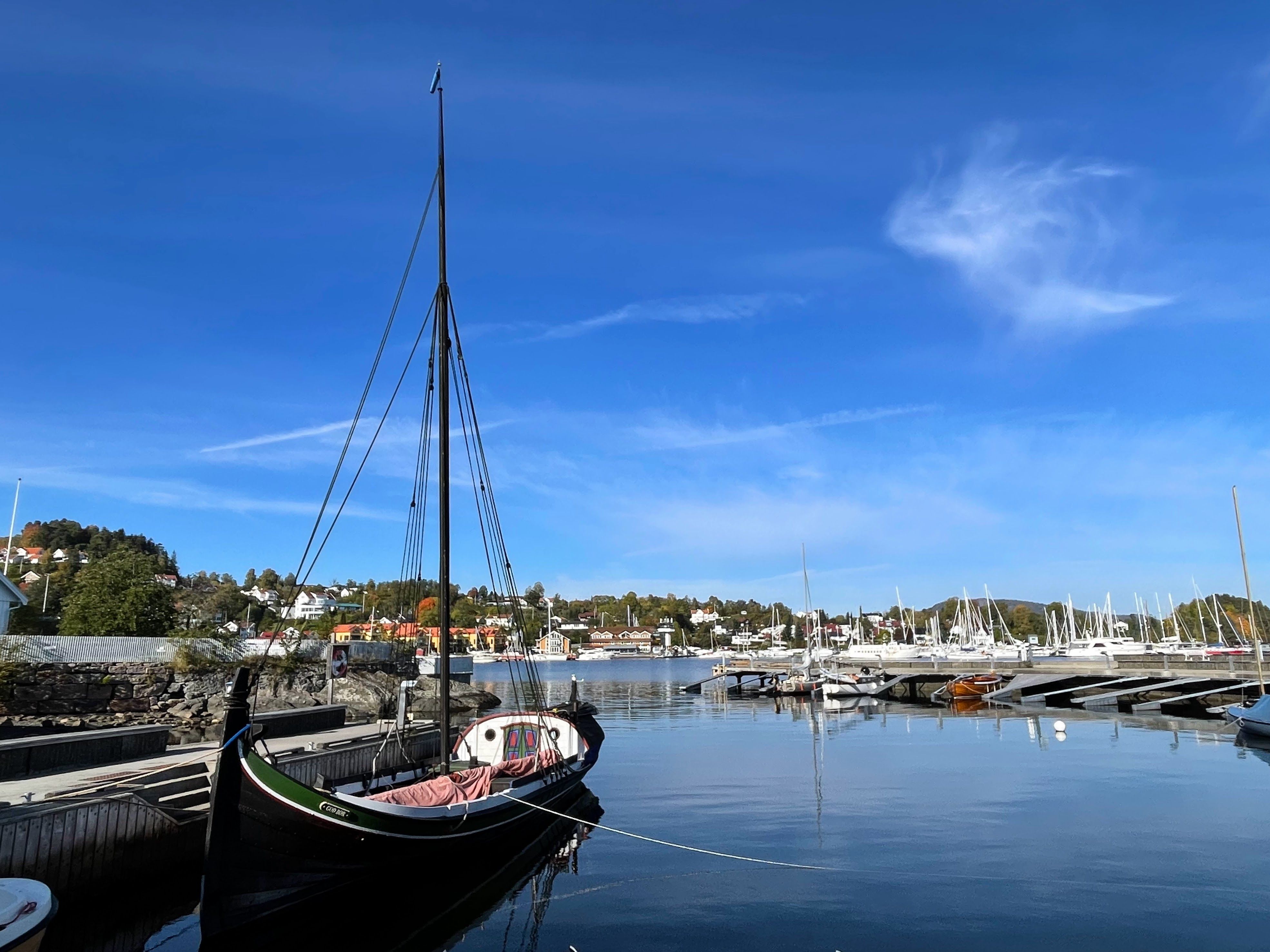 Båt i havn , sjø og himmel