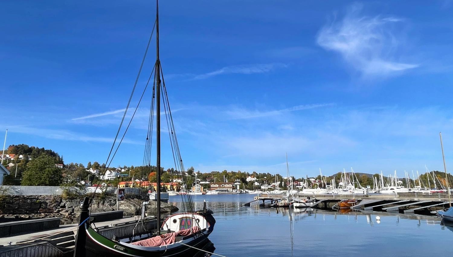Båt i havn , sjø og himmel