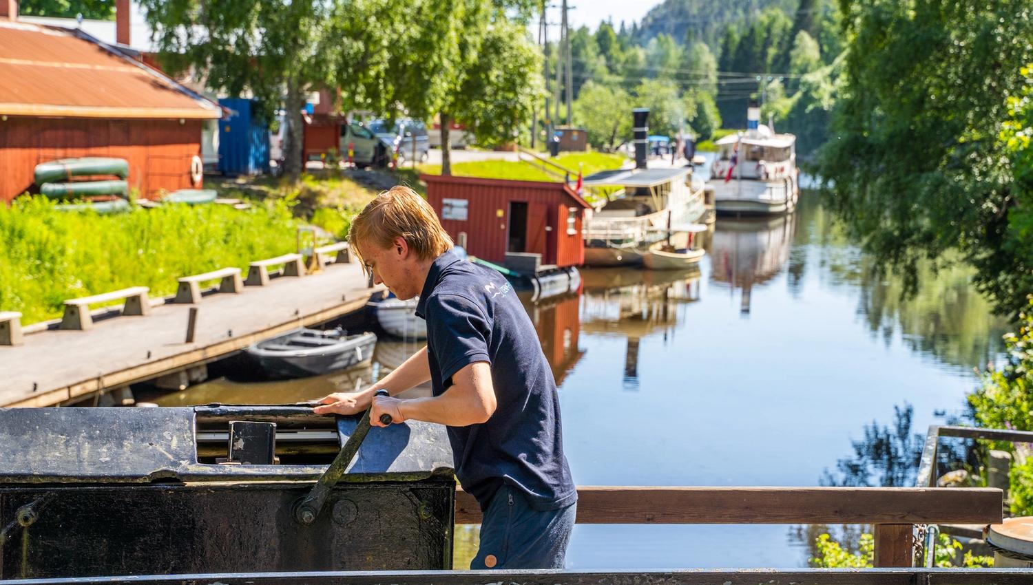 en mann som åpner slusene