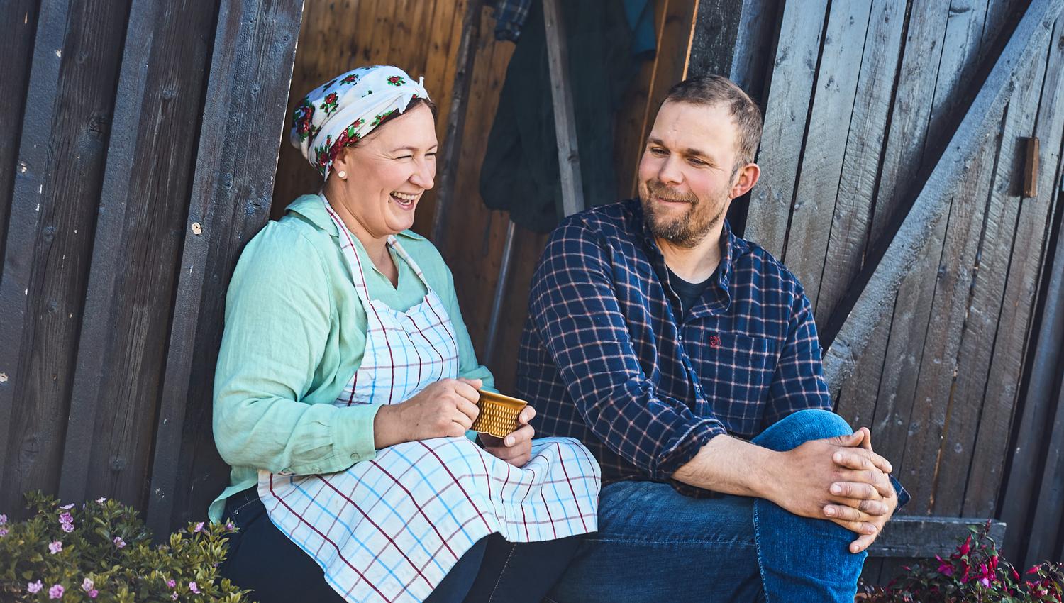 To personer som sitter på trappa med en kaffekopp.