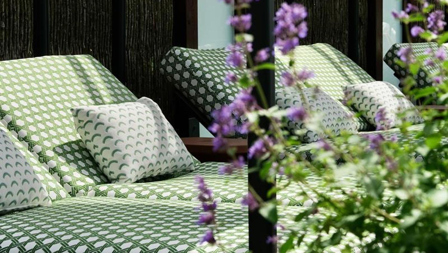 CabanasThe Well - utendørs lounge med grønne madrasser