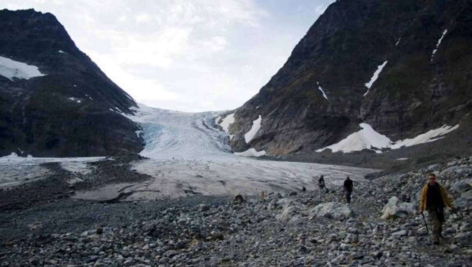 Folk som går mot isbreen