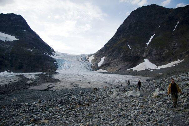 Folk som går mot isbreen