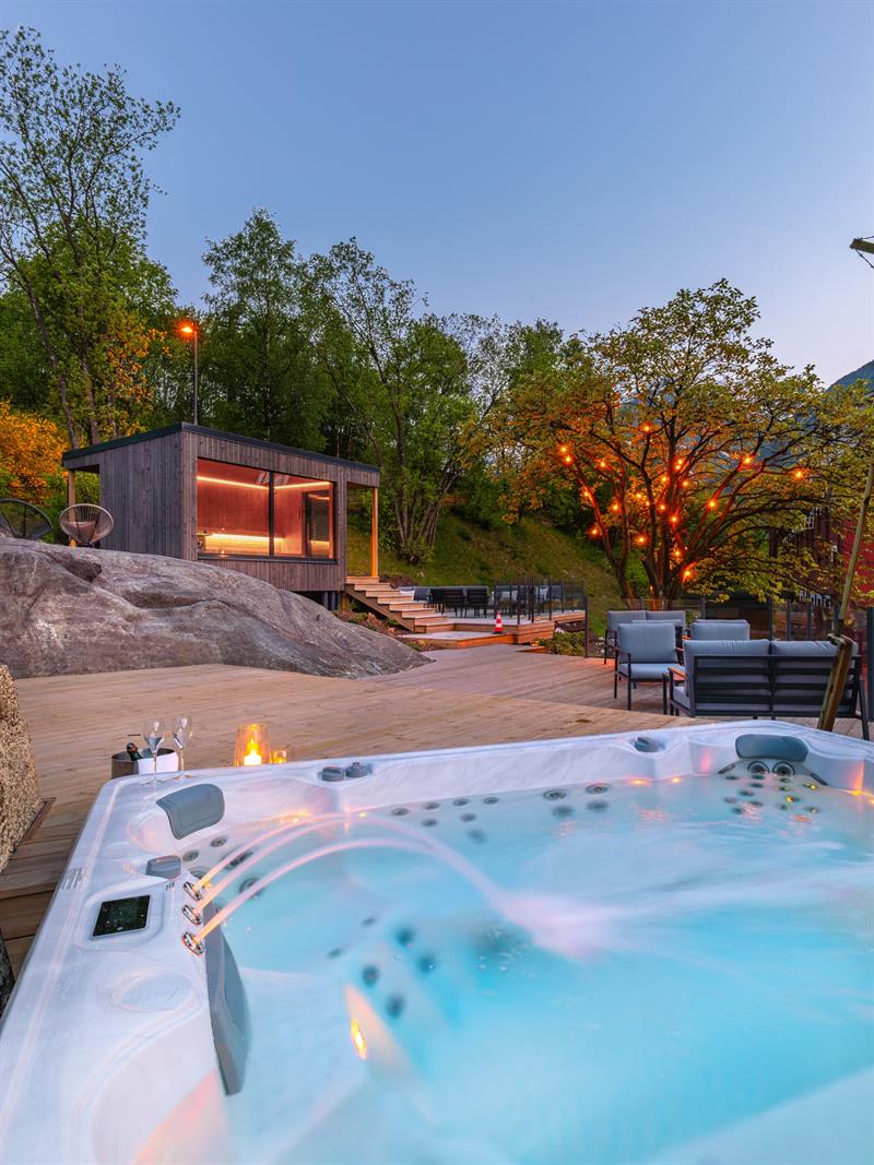 Spa-område med boblebad og uteområde på Tyssedal Hotel i kveldsljos.