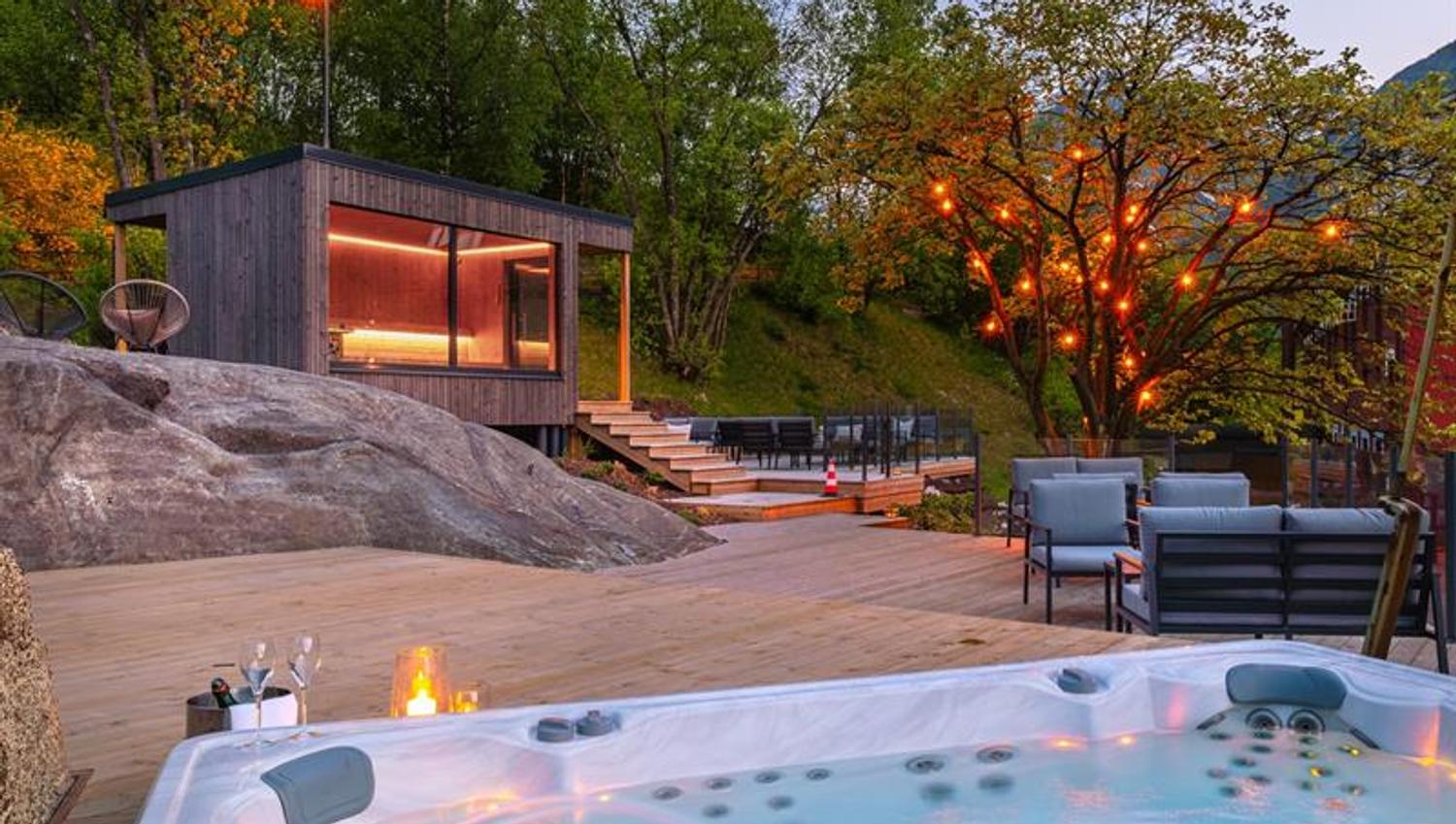 Spa-område med boblebad og uteområde på Tyssedal Hotel i kveldsljos.