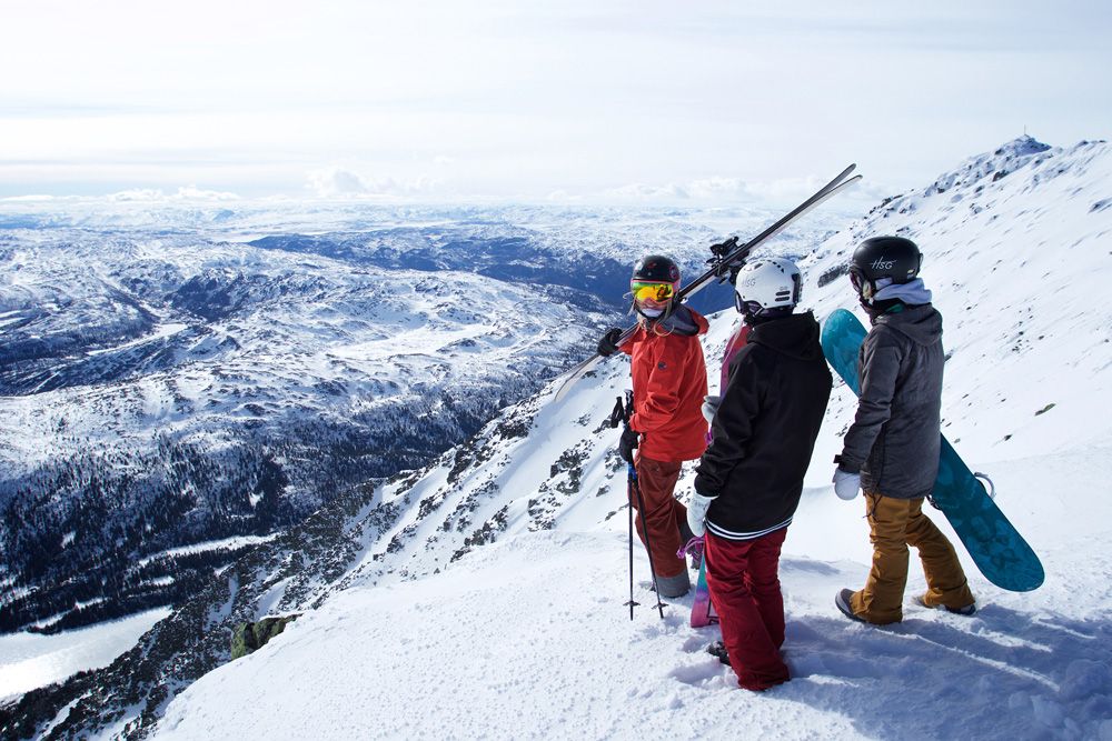 folk med ski på toppen av Gaustatoppen