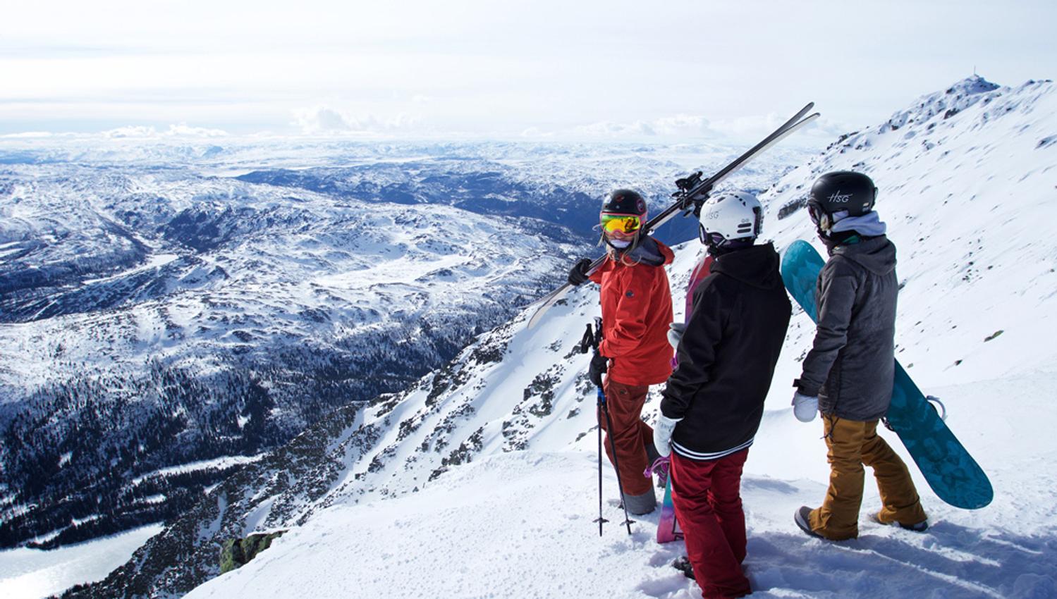 folk med ski på toppen av Gaustatoppen