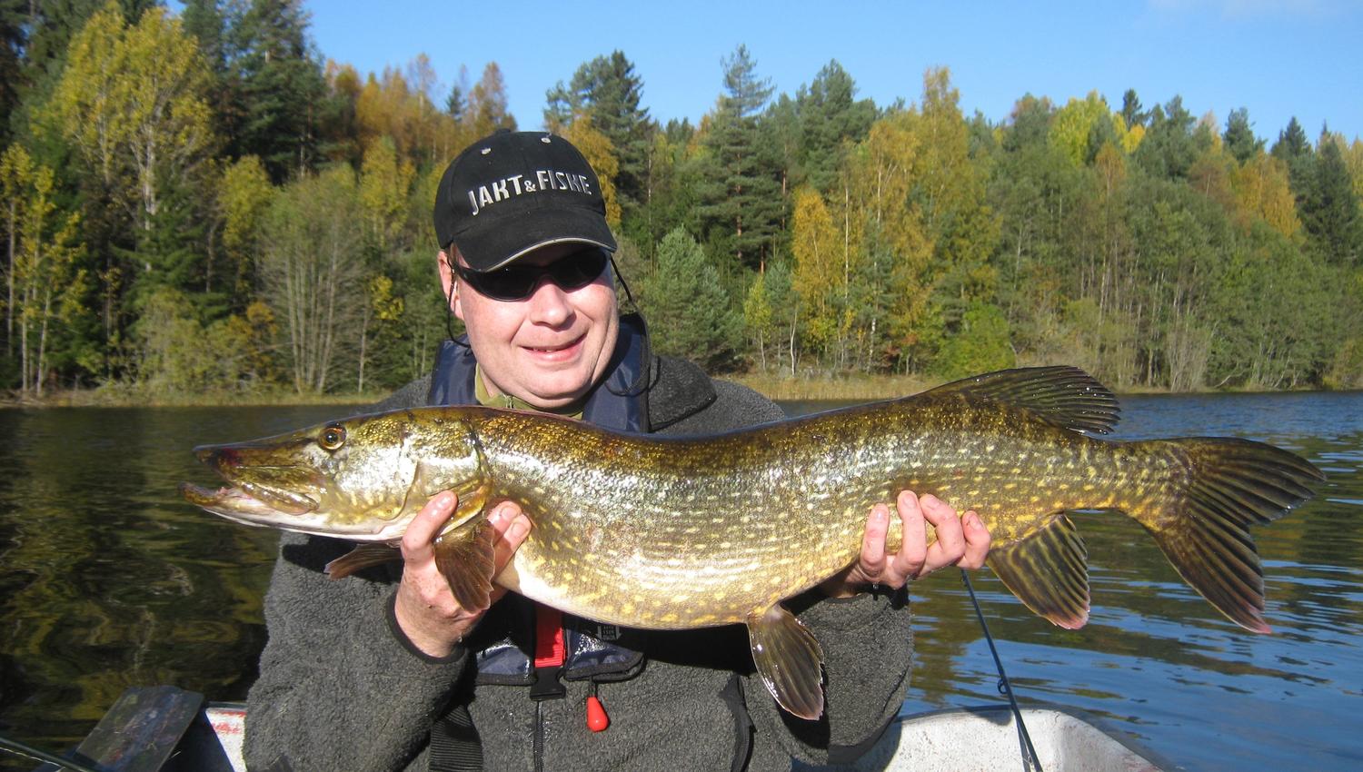 Mann som holder fisk