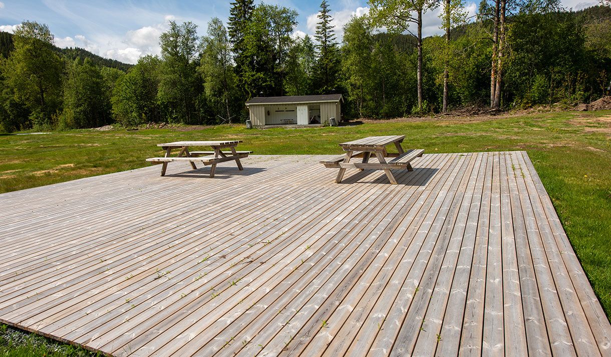 Terrasse med piknikbord på Morgedal Camping
