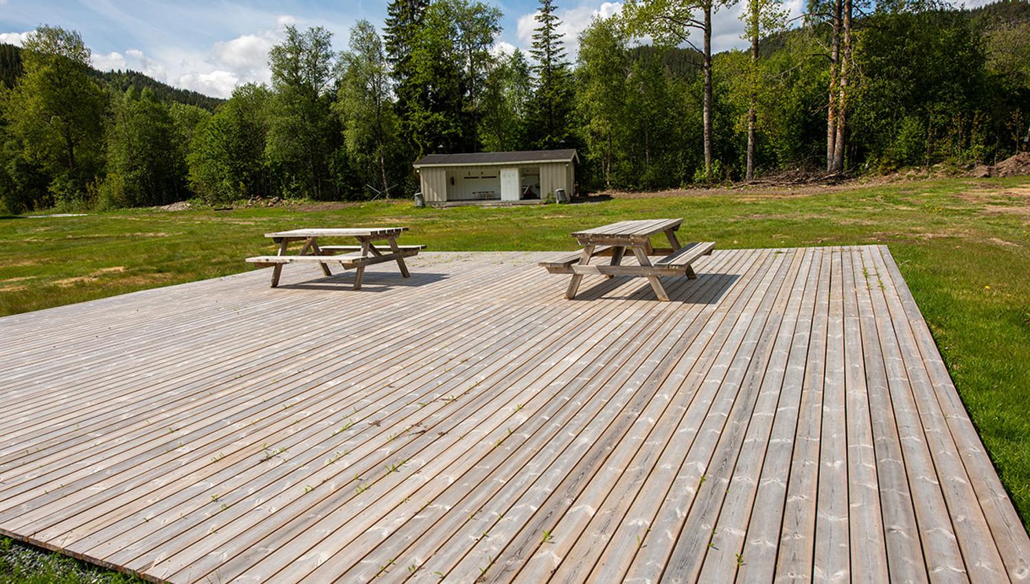 Terrasse med piknikbord på Morgedal Camping
