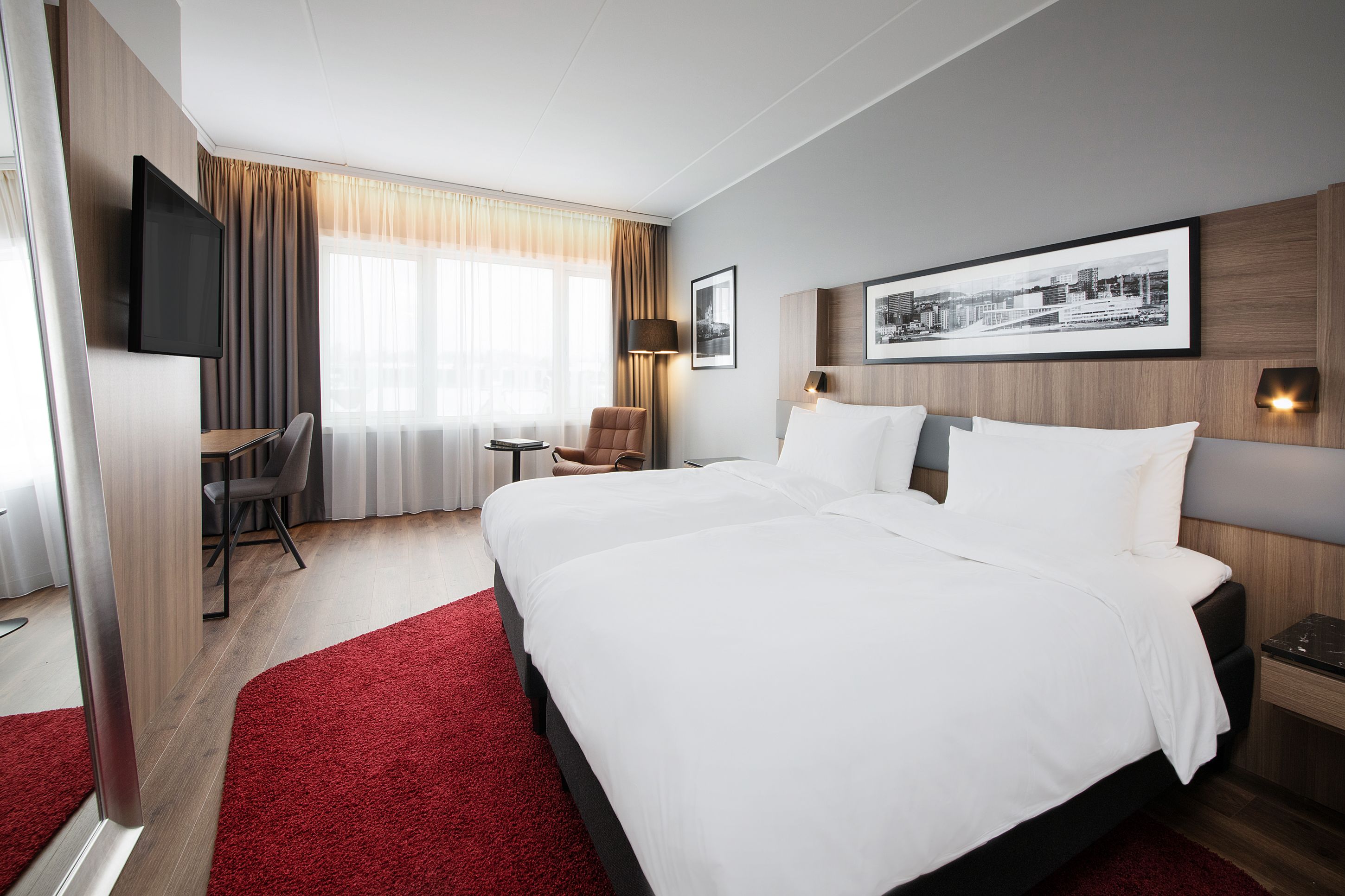 Guest room with two single beds. Light and minimalist decor. Photo