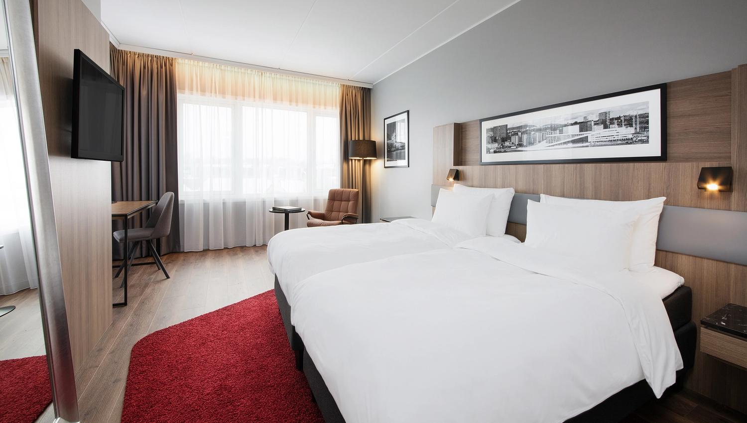 Guest room with two single beds. Light and minimalist decor. Photo