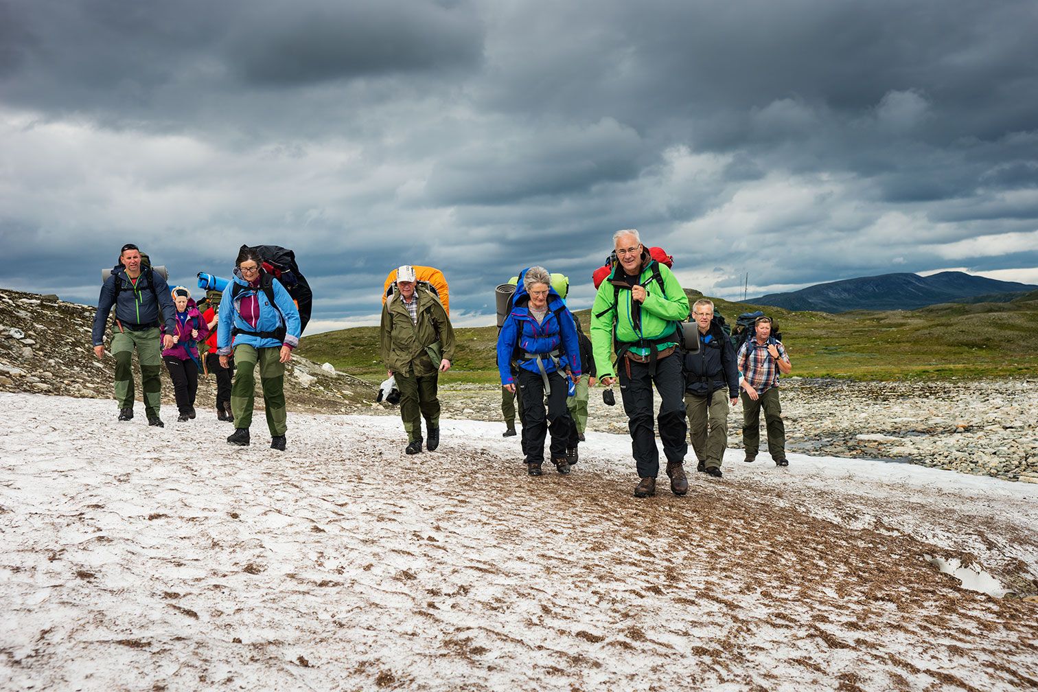 Gruppe med mennesker på tur med sekk, i Børgefjell nasjonalpark.