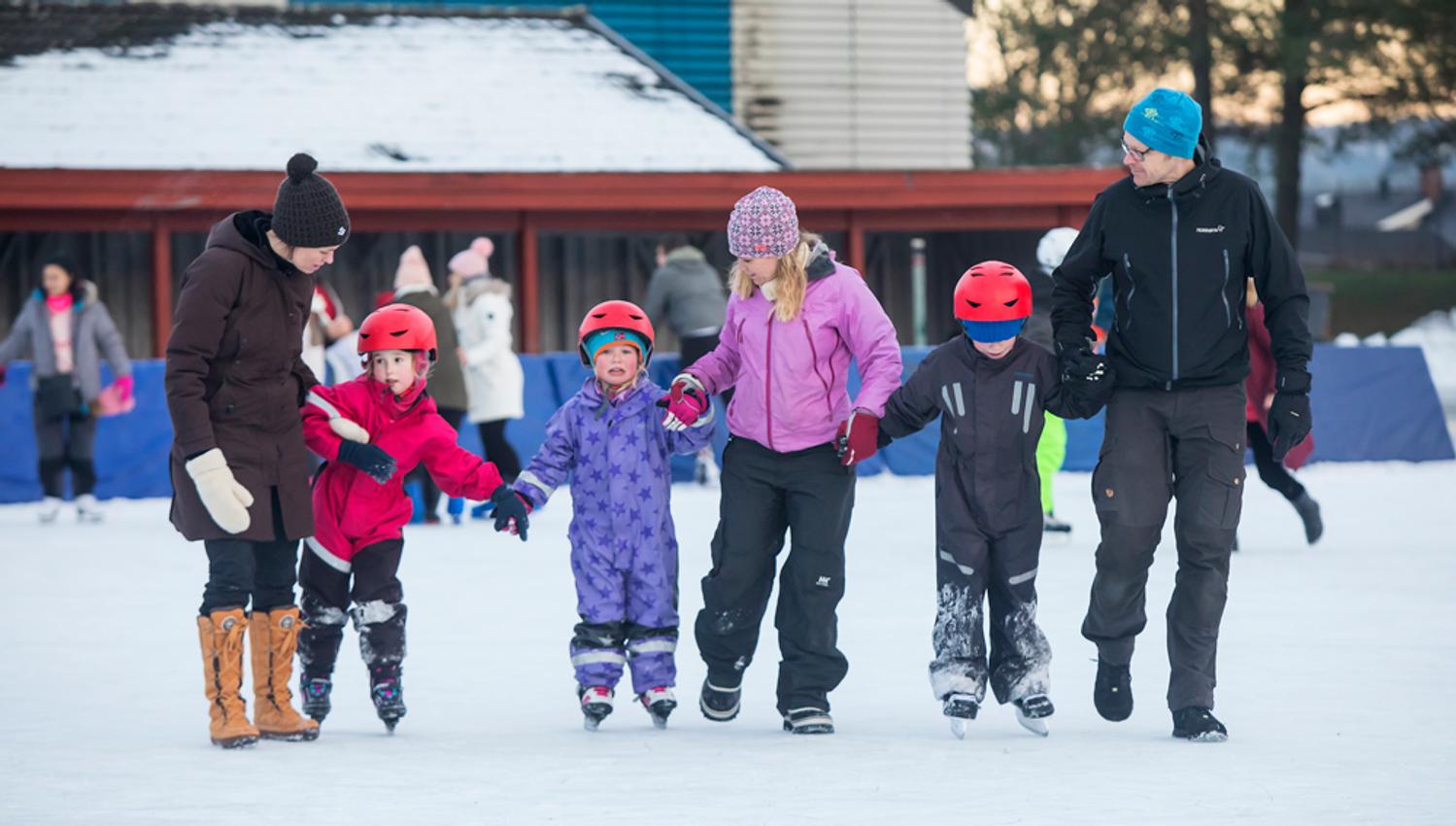 familie på skøytebanen i Skien fritidspark