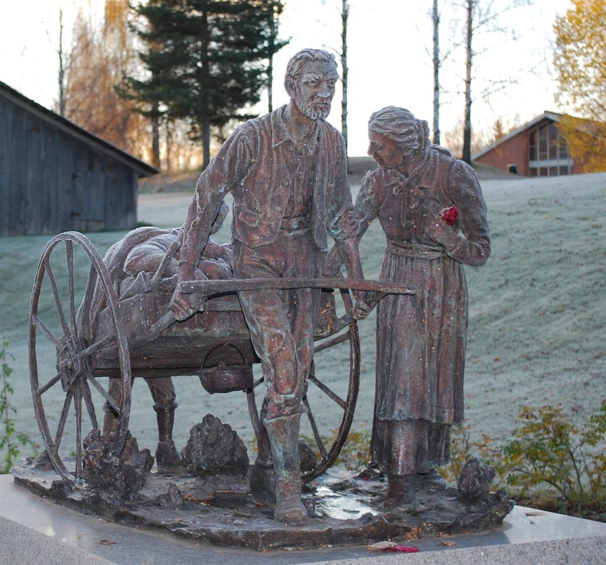 Statue ute på Norsk utvandrermuseum