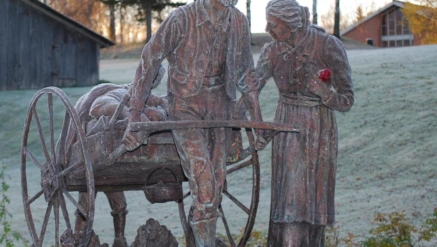 Statue ute på Norsk utvandrermuseum