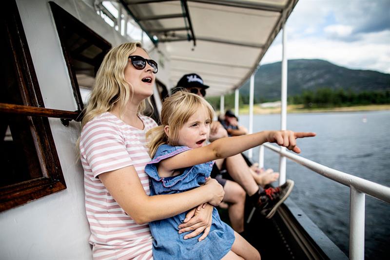 mother and daughter on deck of MS Fram and looking over goblins 
