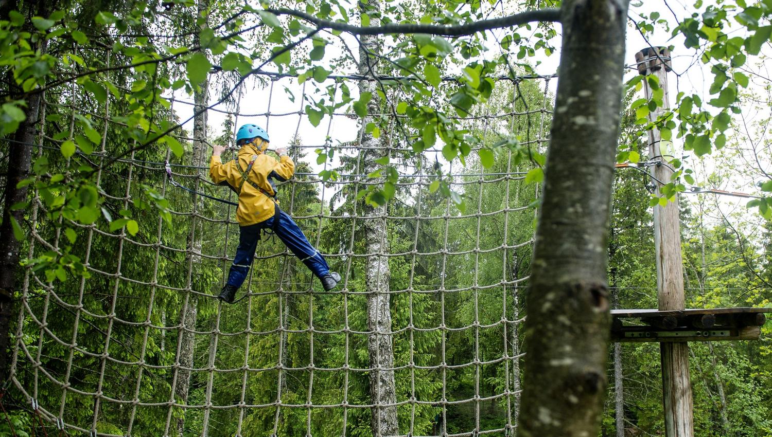 En som klatrer i netting