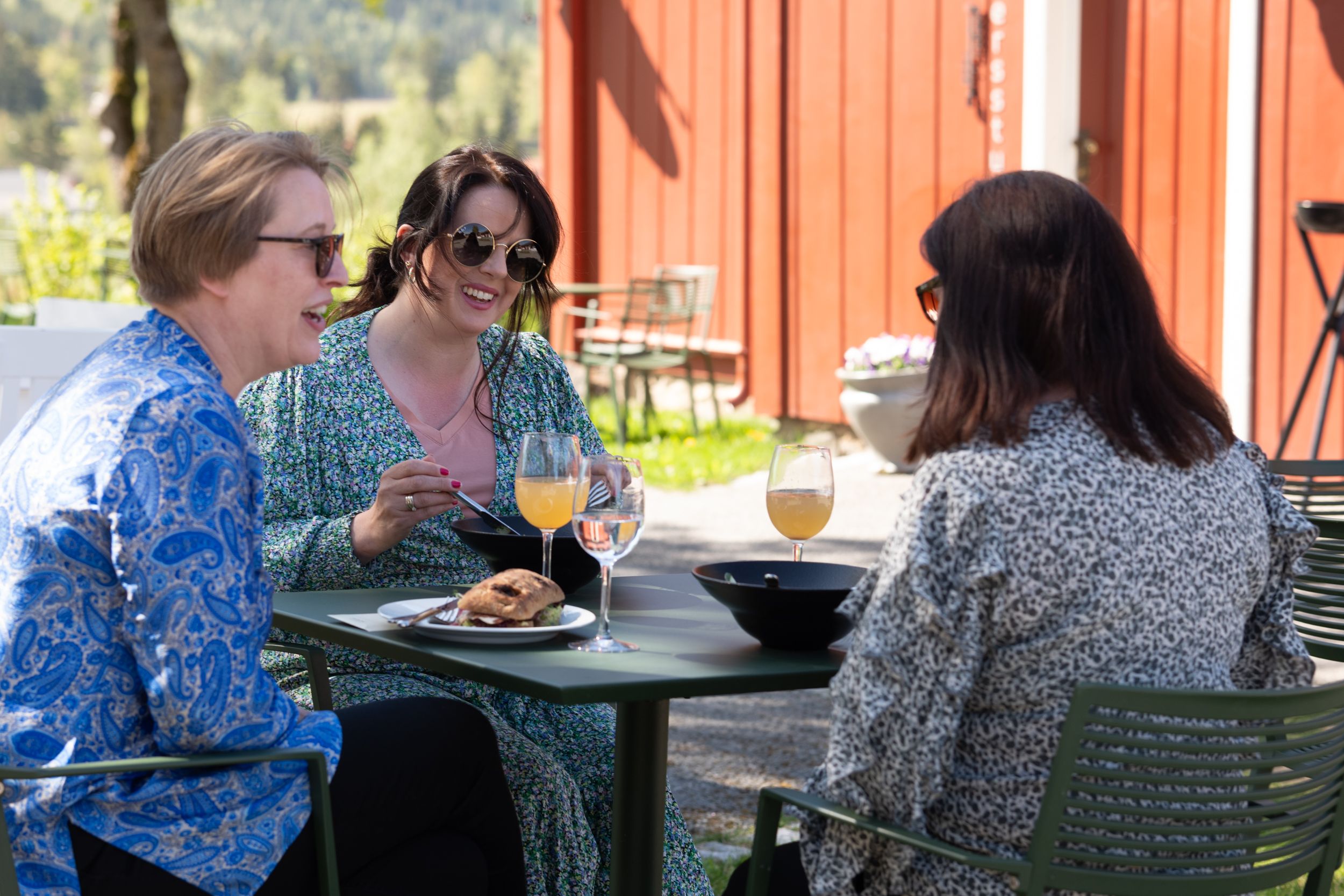 Sommerstemning med utendørsservering