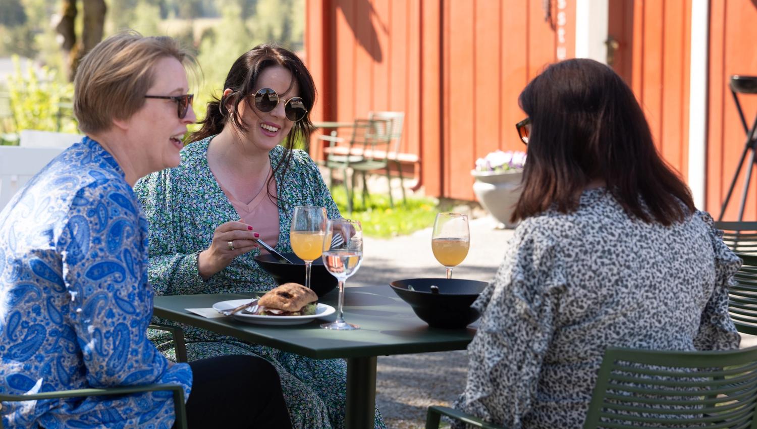 Sommerstemning med utendørsservering