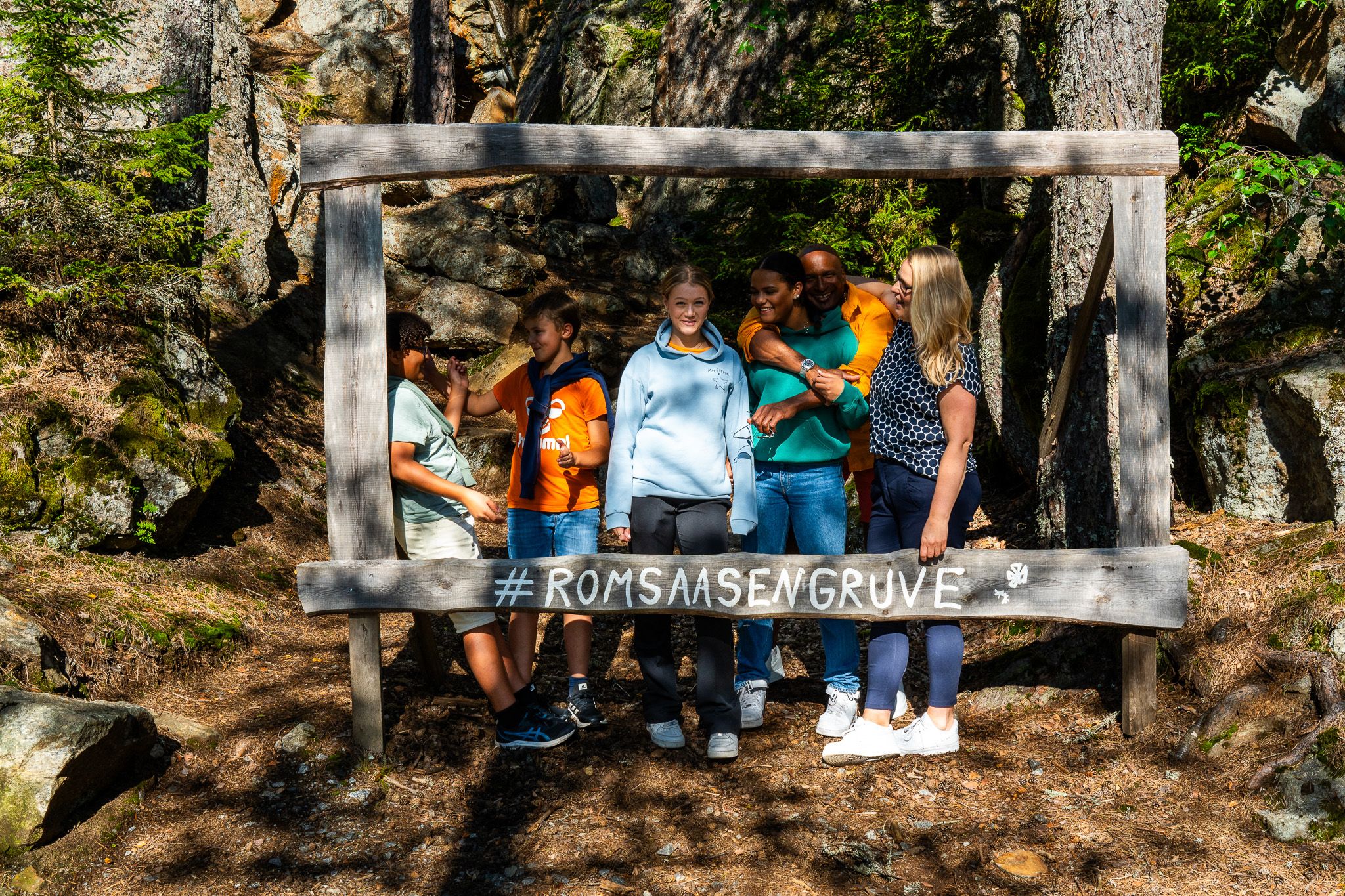 Barn ved et skilt med Romsåsen gruver