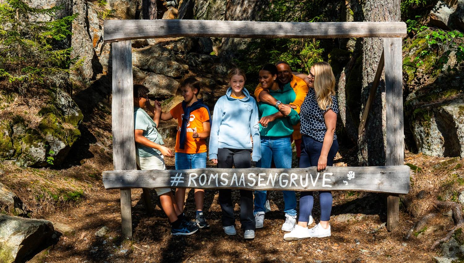 Barn ved et skilt med Romsåsen gruver
