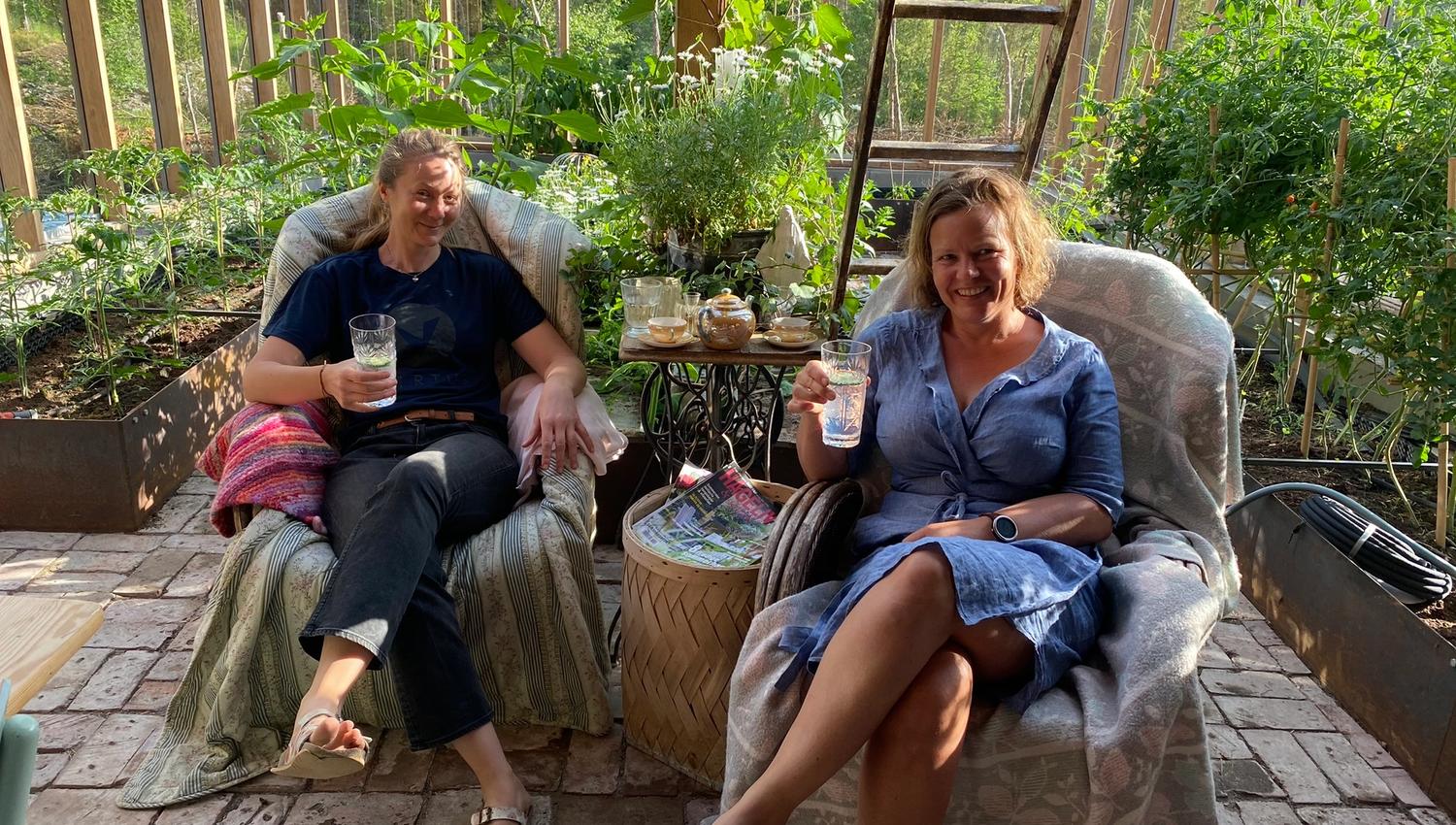 to damer som sitter å koser seg i en vinterhage