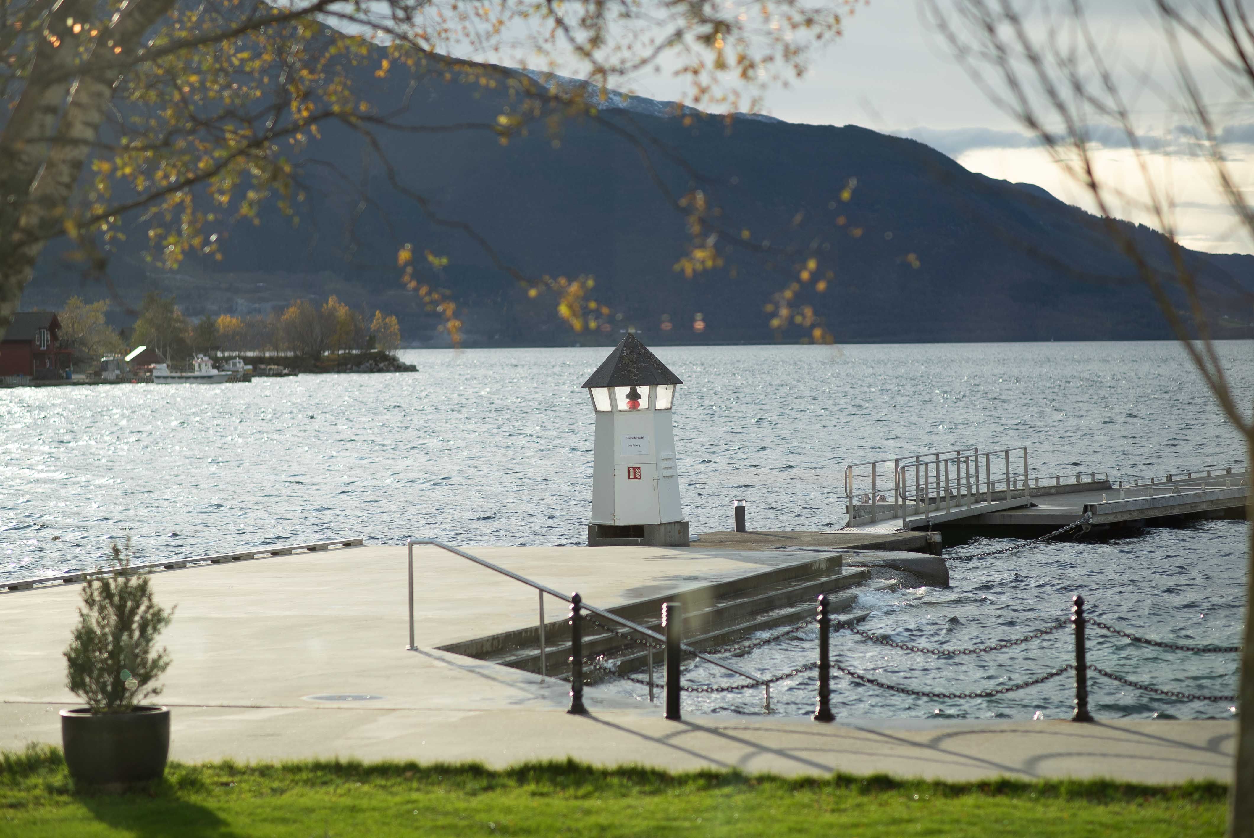 Fyret ved kaia på Rosendal Fjordhotel – perfekt for rolege kveldar ved fjorden.
