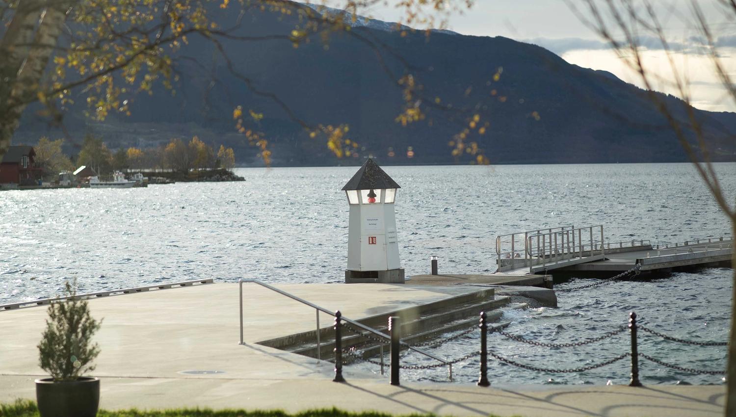Fyret ved kaia på Rosendal Fjordhotel – perfekt for rolege kveldar ved fjorden.