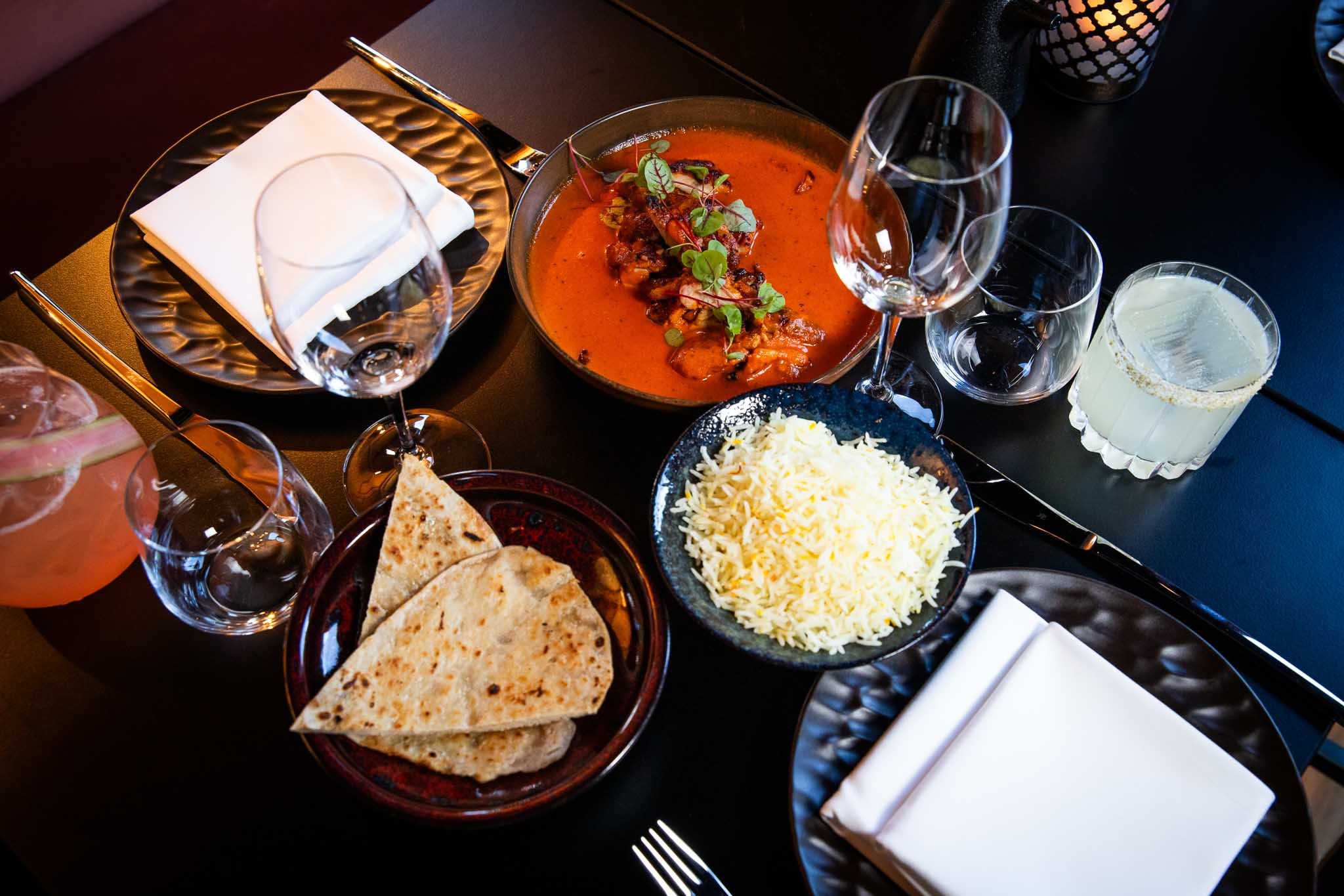Diverse skåler med mat på et bord