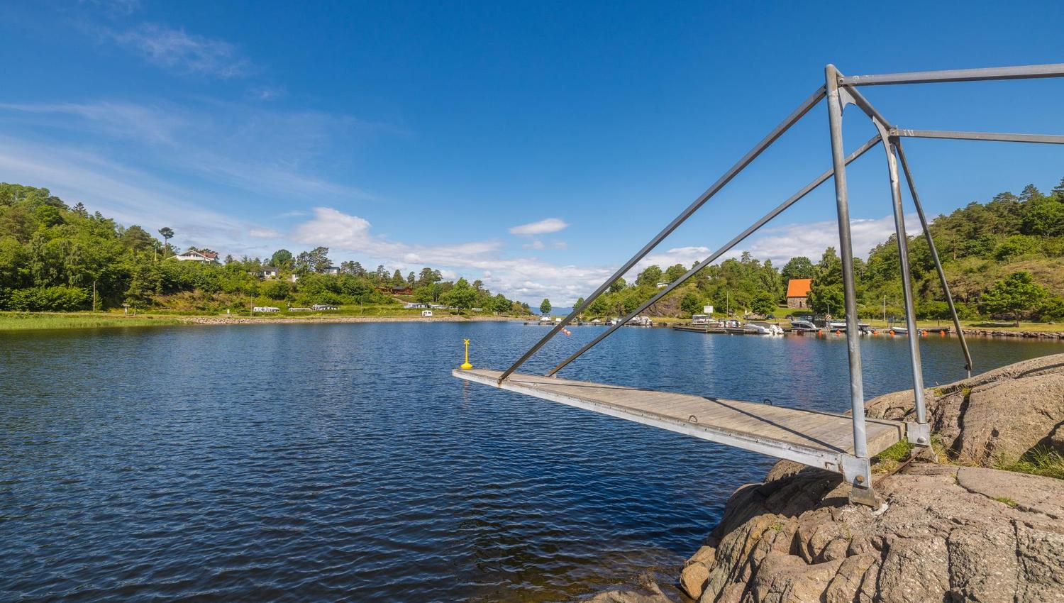 Badeplass med stupebrett
