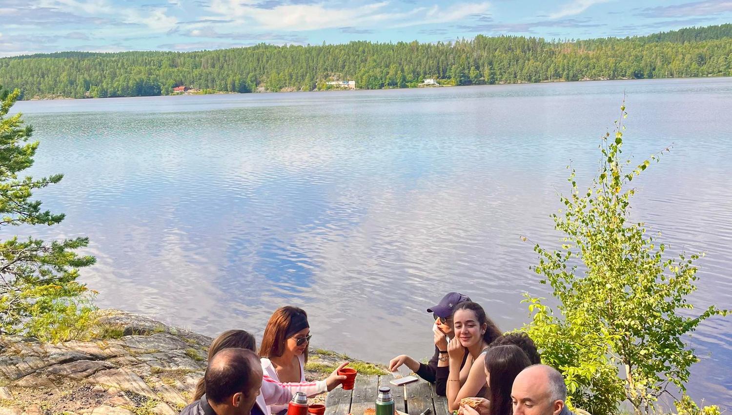 Piknikk by the lake