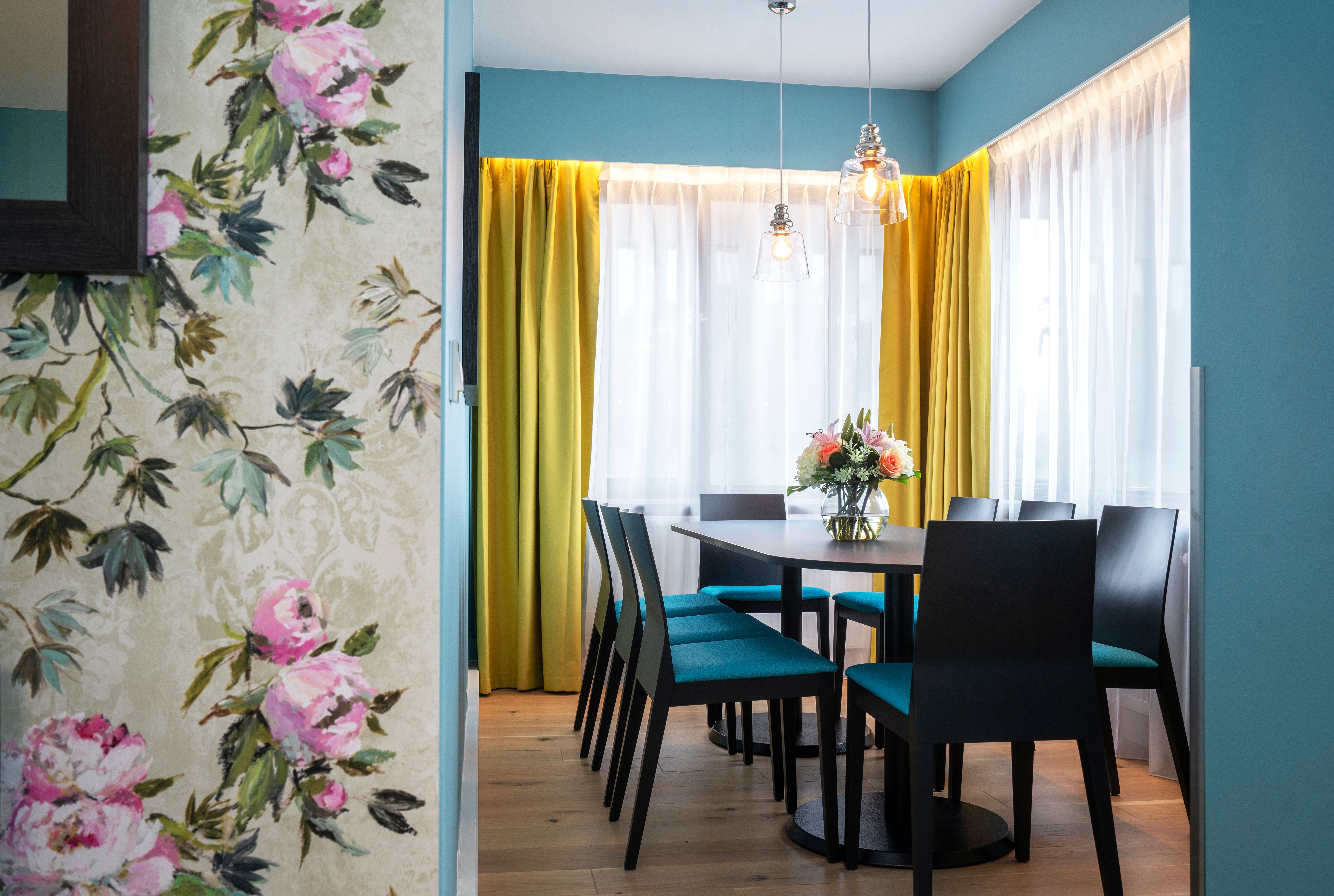 Møtebord med turkise stoler. Tapet med rosa blomster. Gule gardiner. Thon Hotel Slottsparken, Oslo. Foto