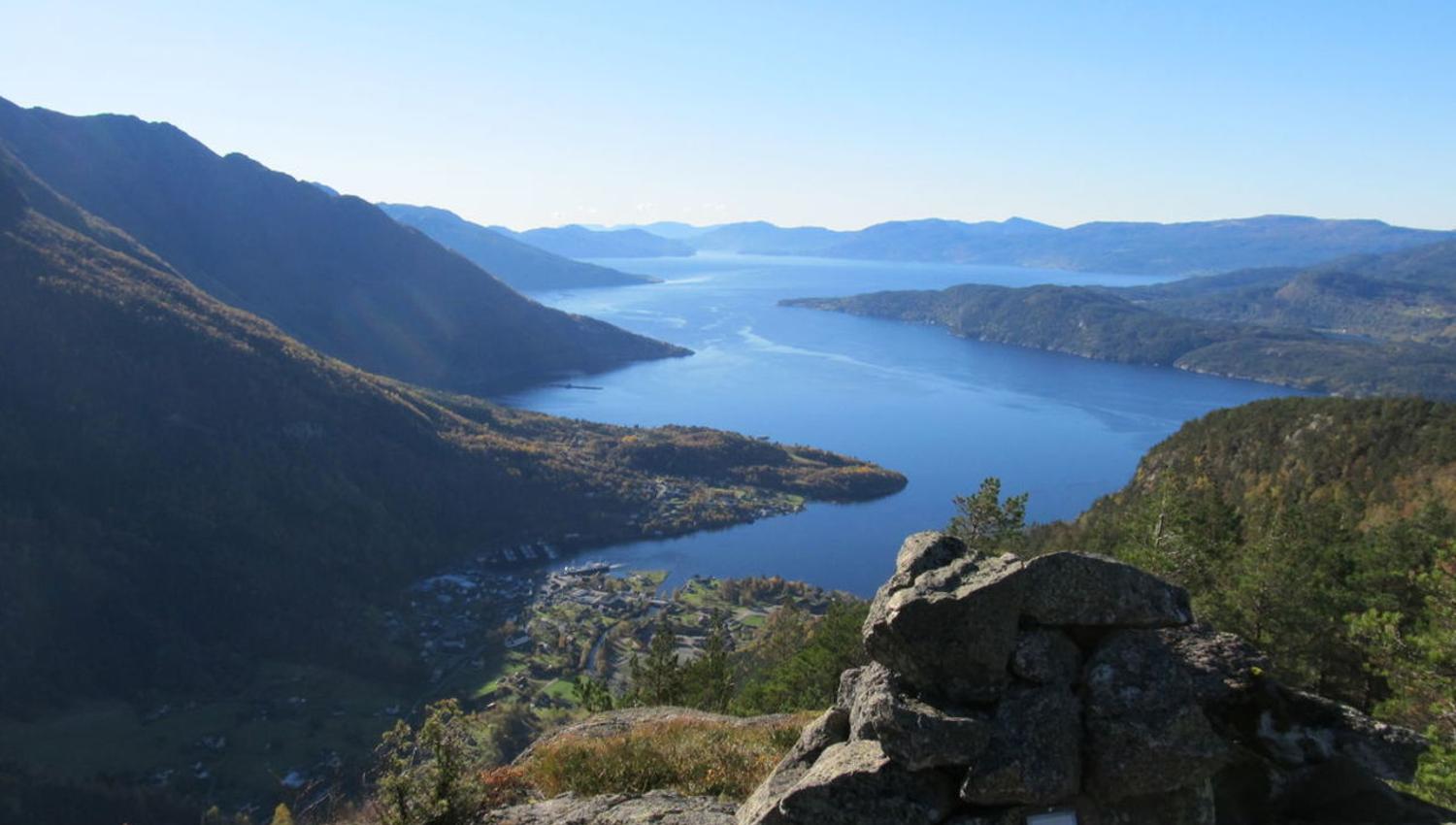 Gullbergnotten mot jondal og fjord Steinar Smith