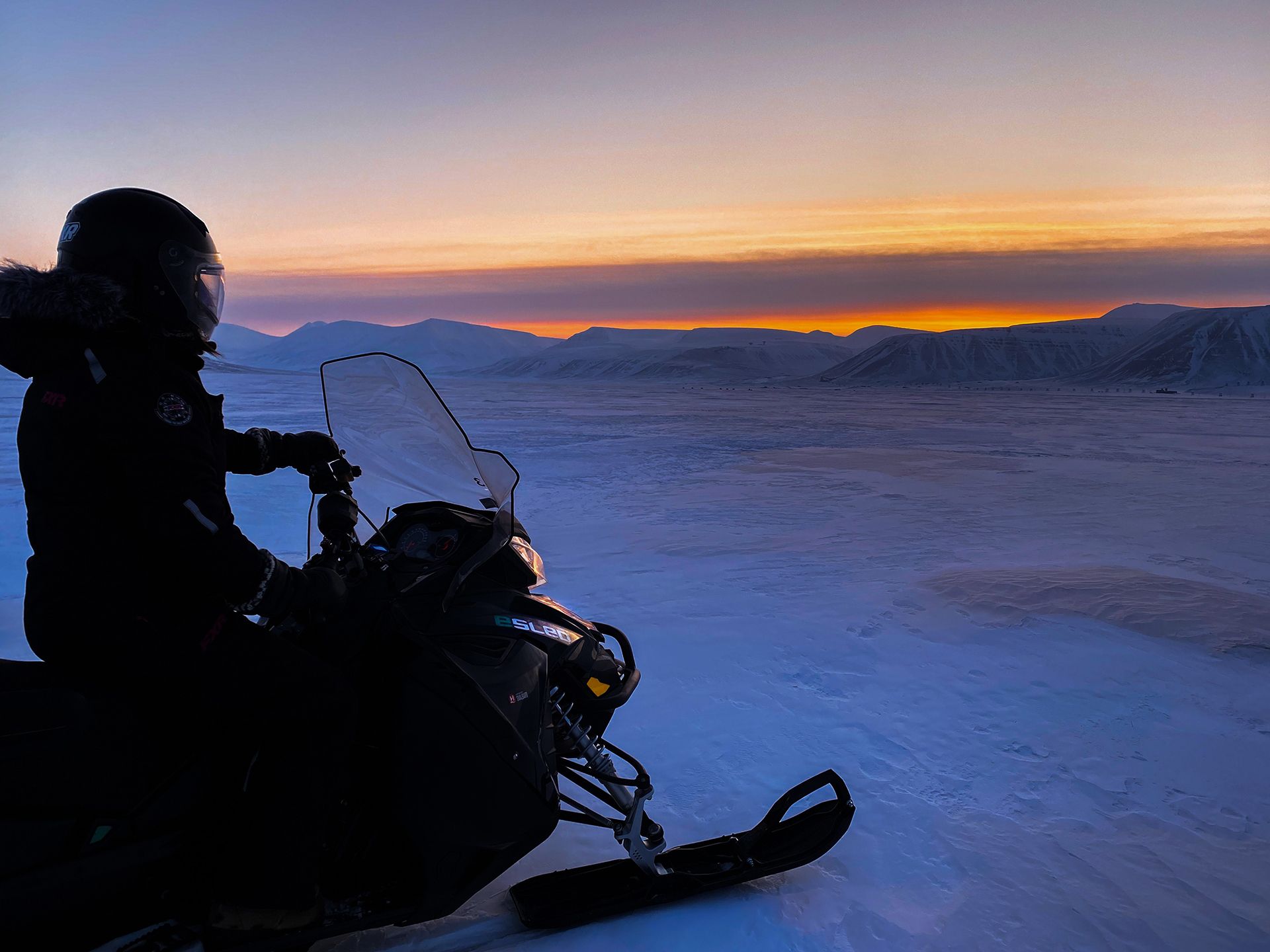 En person på en snøscooter