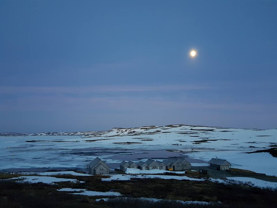 Halne Fjellstugus havneområde under fullmånen.