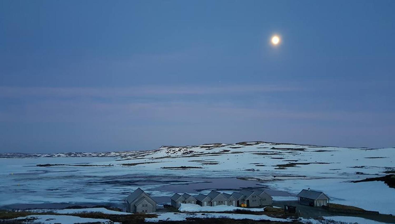 Halne Fjellstugus havneområde under fullmånen.