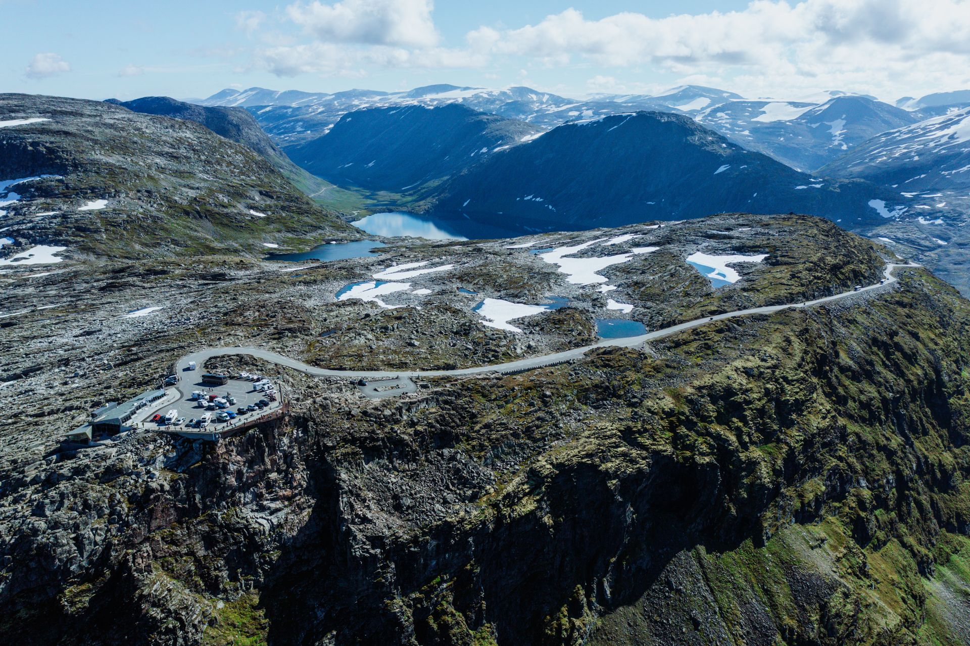 Bilde over Geiranger Skywalk fra Dalsnibba og innover.