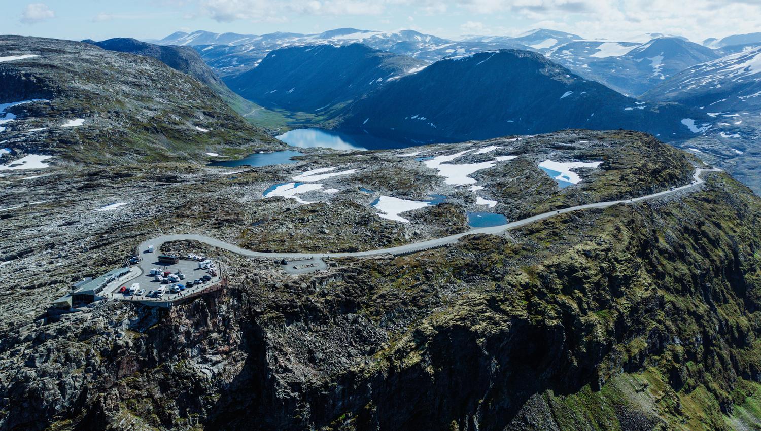 Bilde over Geiranger Skywalk fra Dalsnibba og innover.