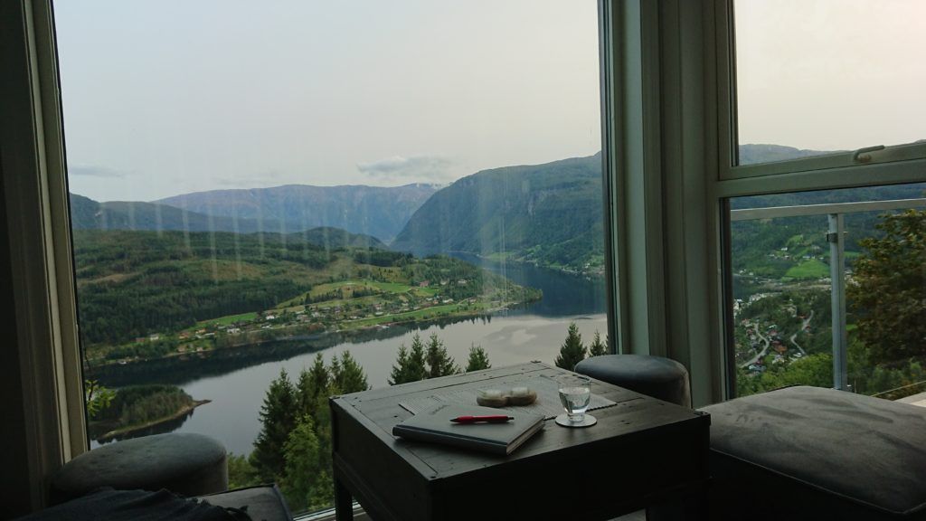Panoramautsikt over fjorden frå sofakroken i Hardanger Panorama Lodge.
