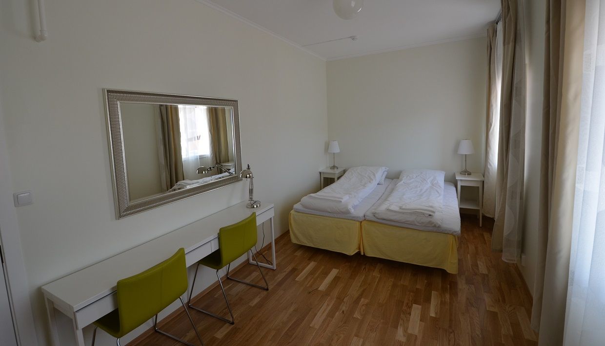 Et dobbeltrom med hvite vegger.