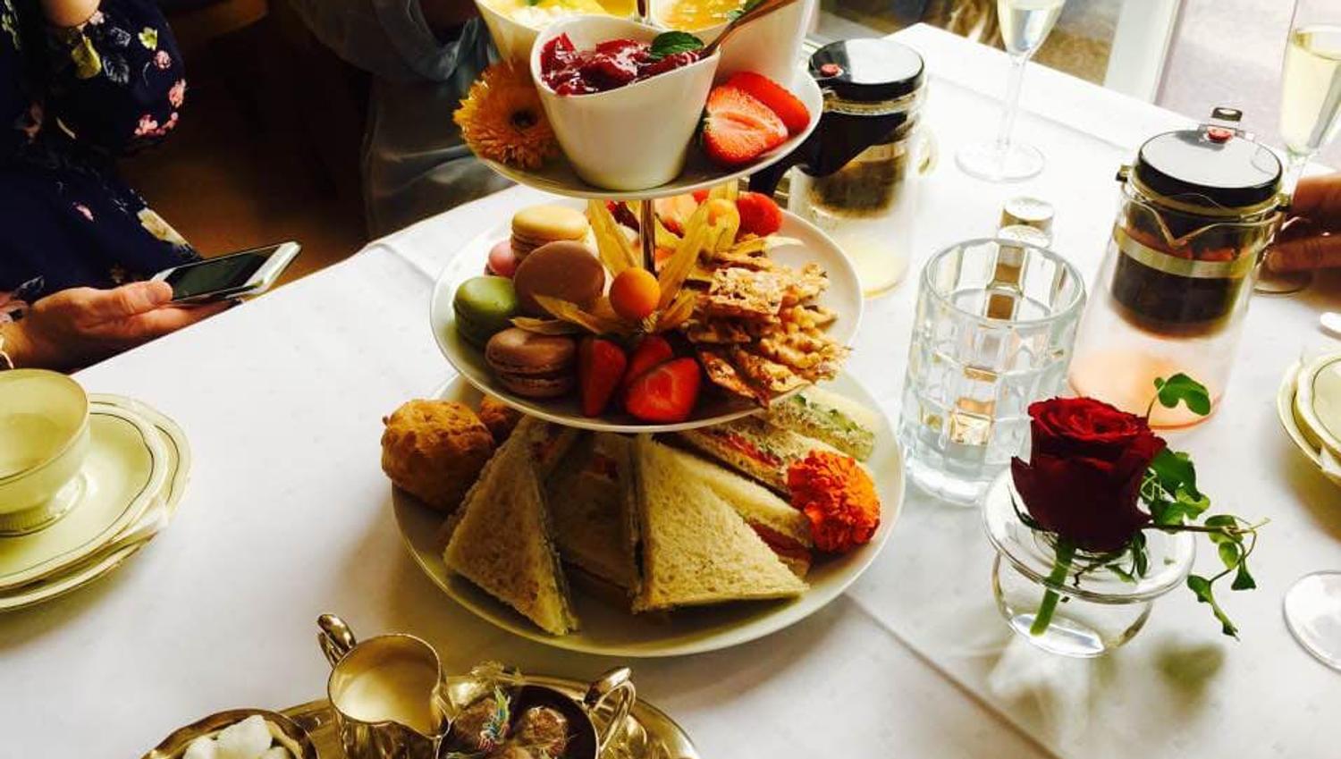 Etasjefat til afternoon-tea