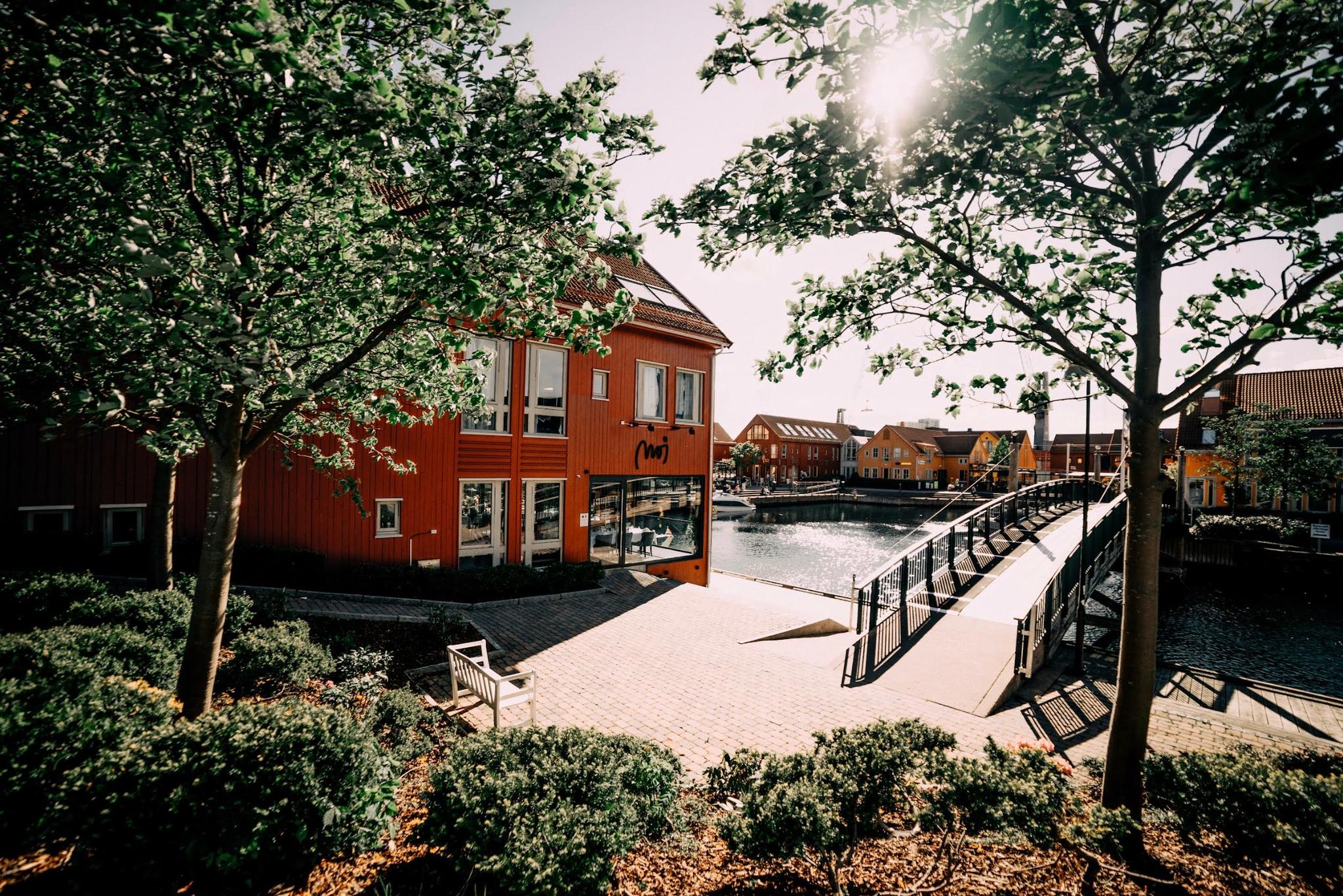 rødt hus ved vannet