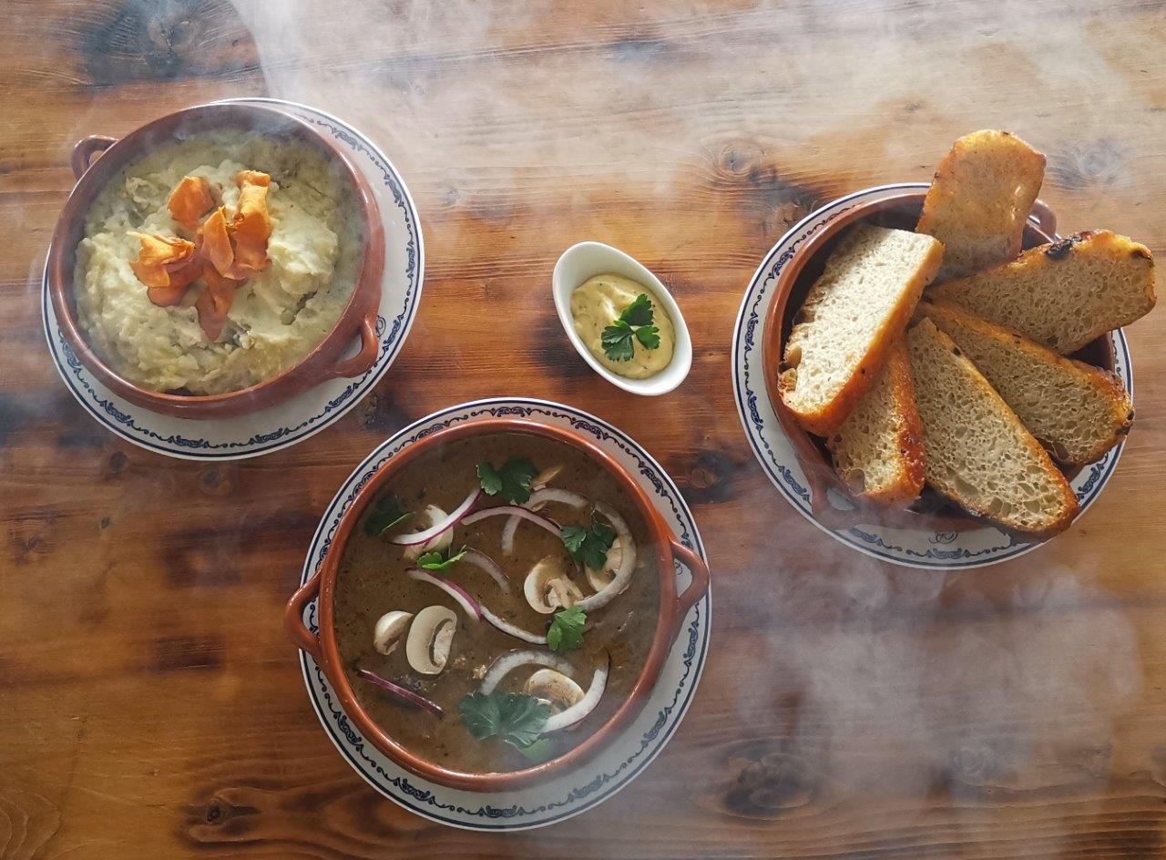 Rykende ferske retter i restauranten på Bygdin.