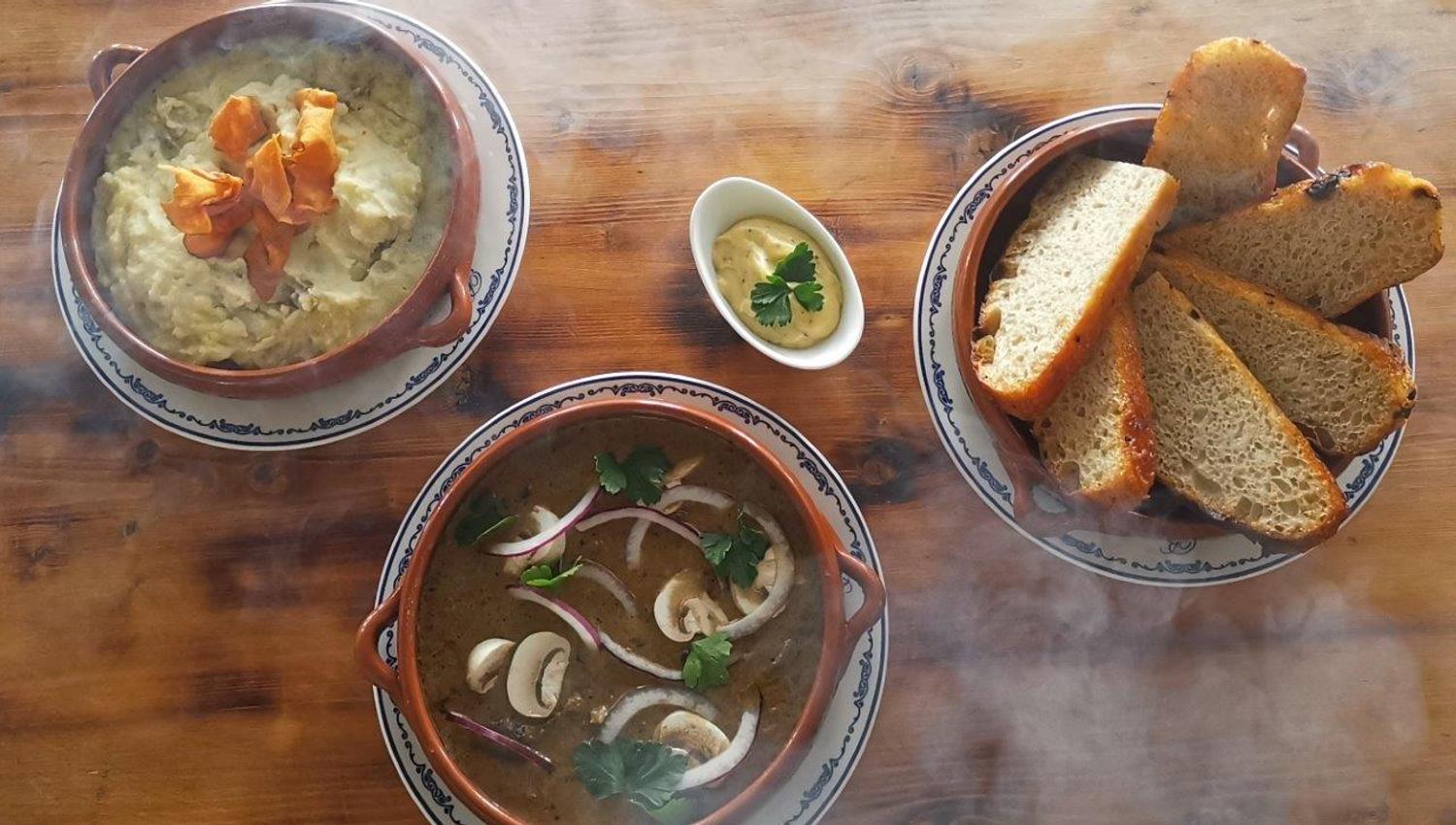 Rykende ferske retter i restauranten på Bygdin.