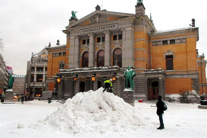 Nationaltheatret på vinteren.