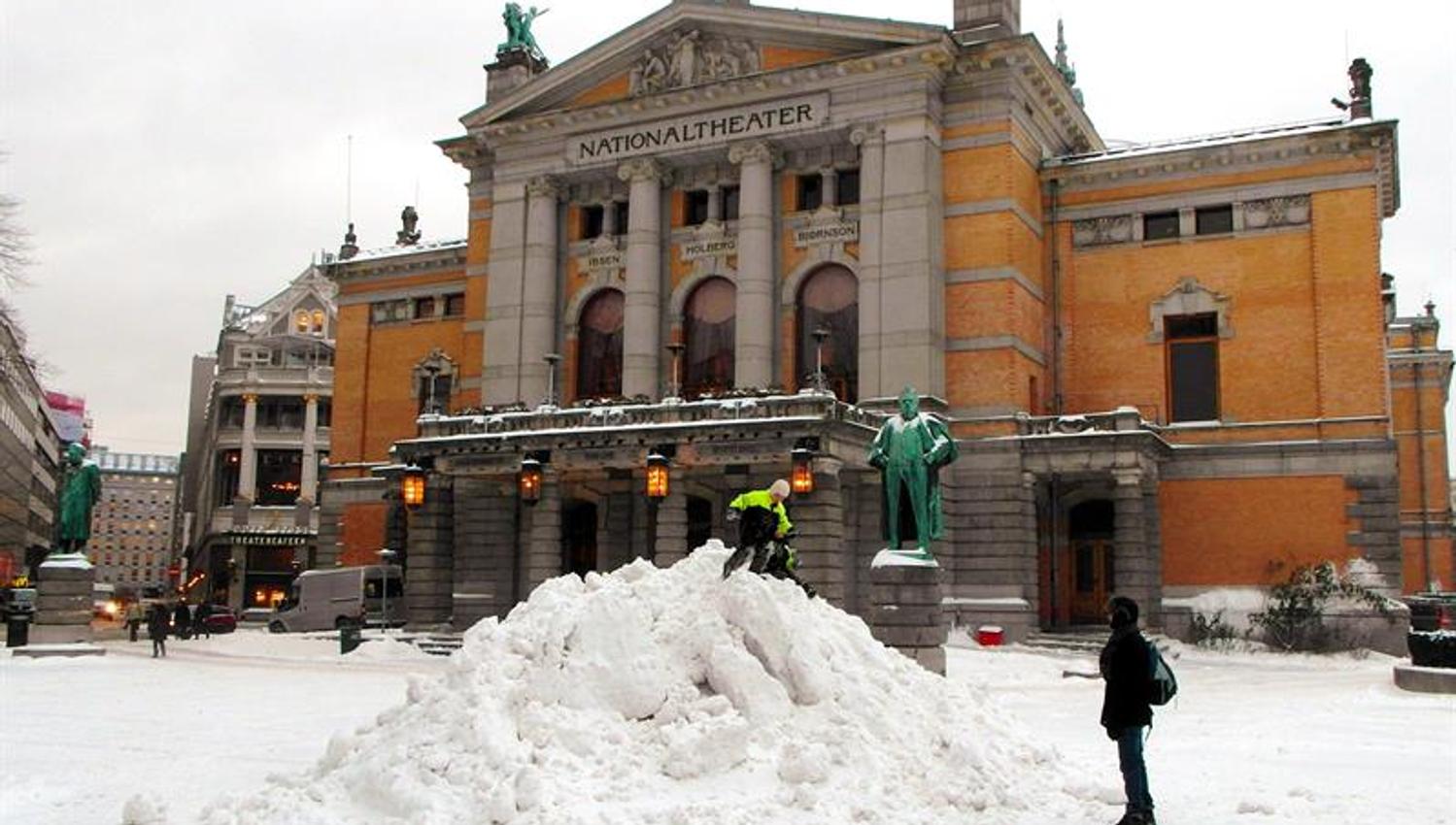 Nationaltheatret på vinteren.