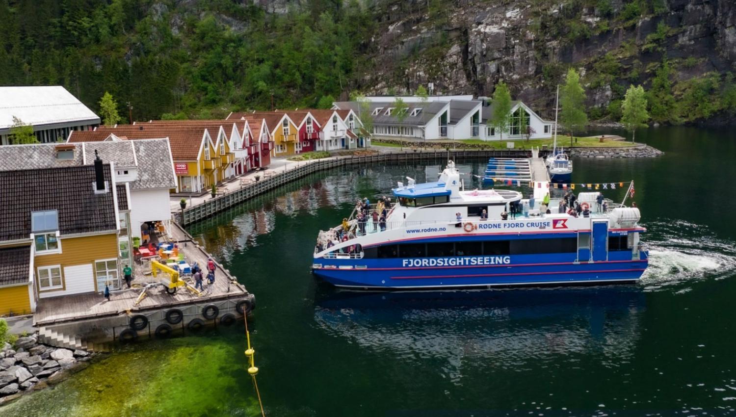 Fjord cruise & guided mountain hike to "Slottet"