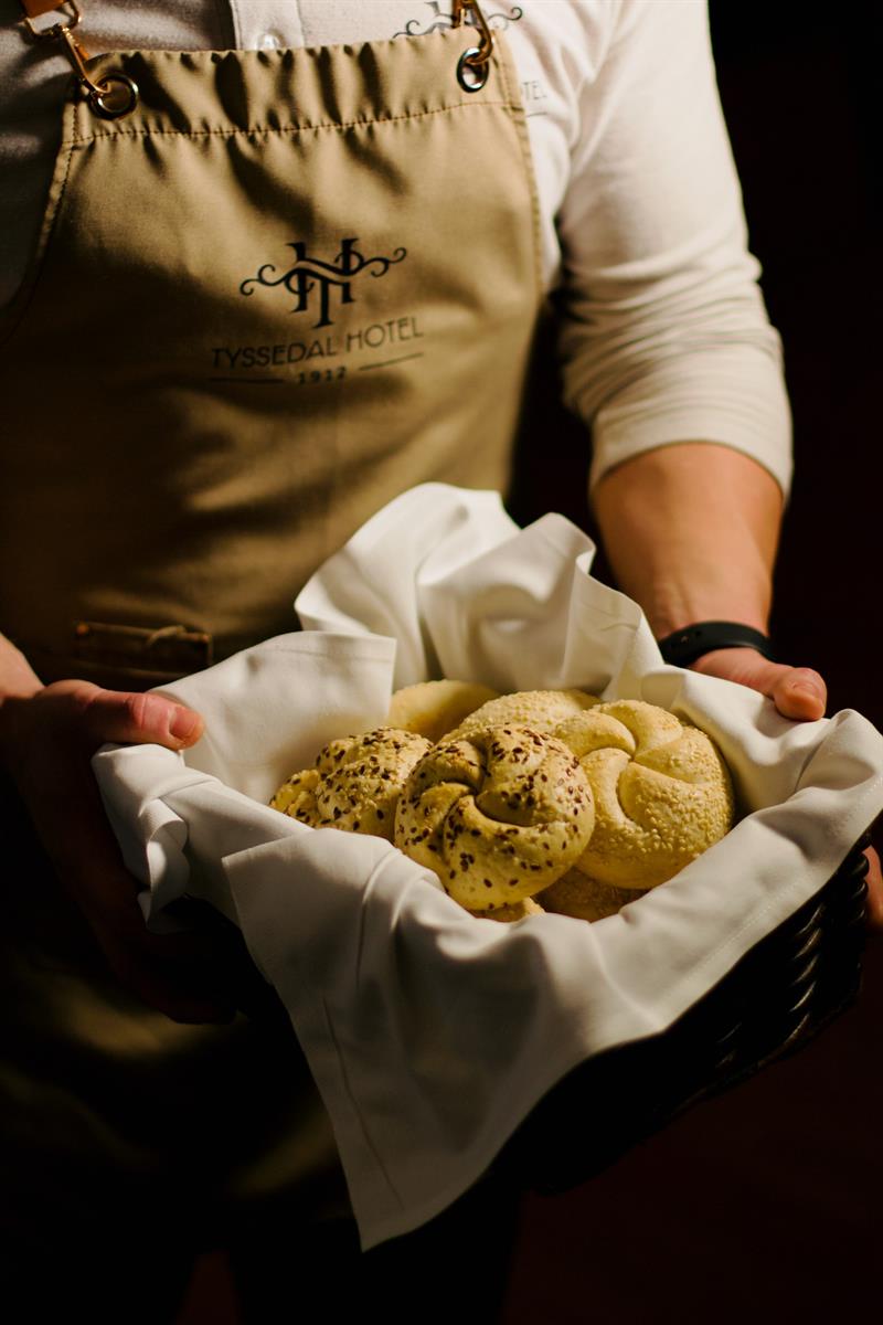 Heimebaka brød servert av personalet på Tyssedal Hotel.
